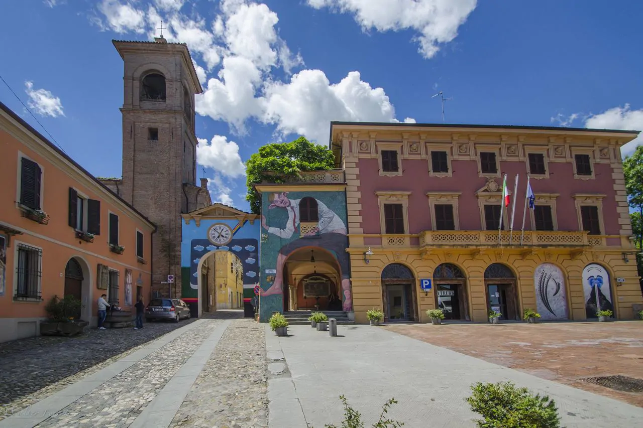 Dozza, sui colli imolesi: sui muri delle case ci sono murales dipinti da artisti invitati ogni due anni