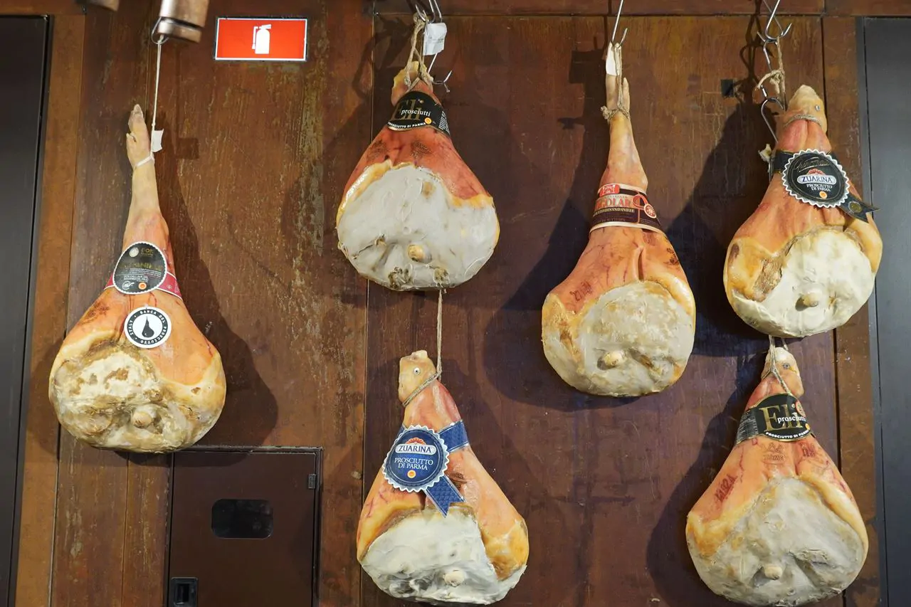 Prosciutti in stagionatura: la collina parmense è l'unico posto dove possono prendere il nome